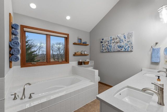 1925 Field Cliffe DRIVE, Richfield, WI 53076