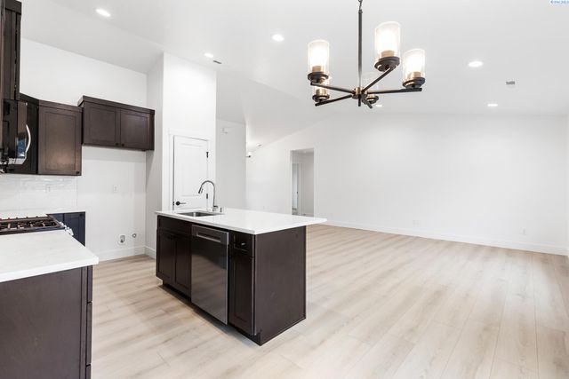 6254 W 28th Ave, Kennewick, WA 99338