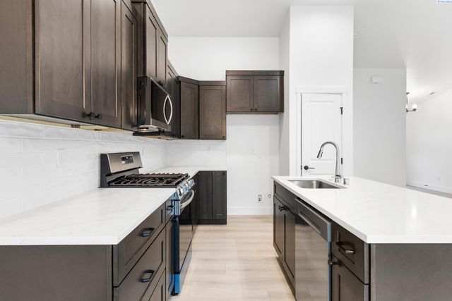 6254 W 28th Ave, Kennewick, WA 99338