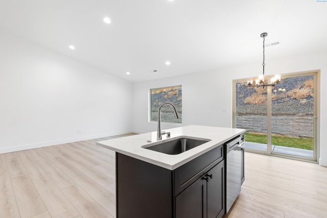 6254 W 28th Ave, Kennewick, WA 99338