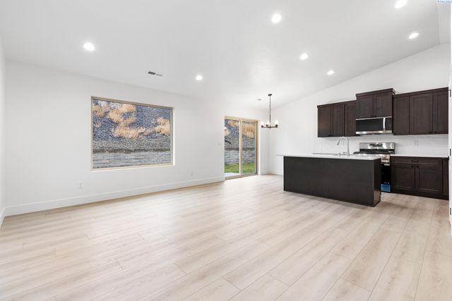 6254 W 28th Ave, Kennewick, WA 99338