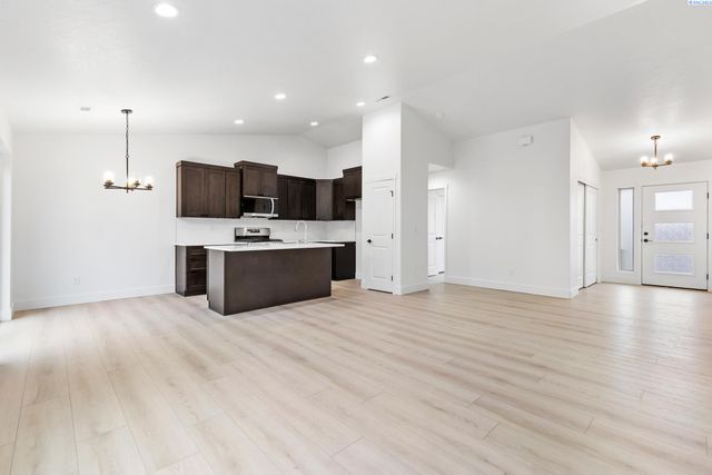 6254 W 28th Ave, Kennewick, WA 99338