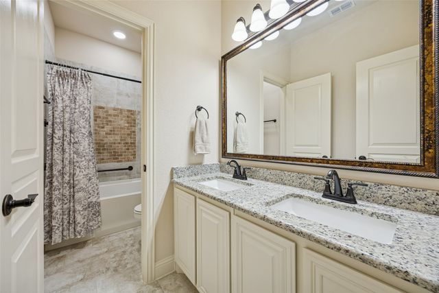 203 Oakcrest Drive, Justin, TX 76247