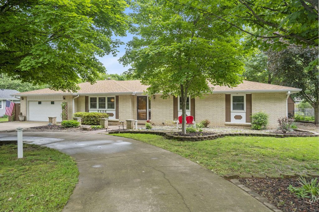 3206 W Grayrock Drive, Springfield, MO 65810