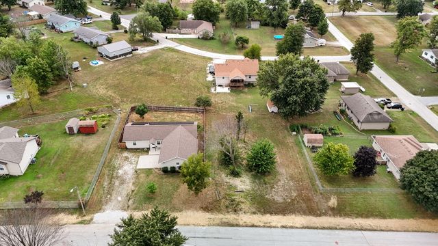 1422 W Commercial Street, Buffalo, MO 65622