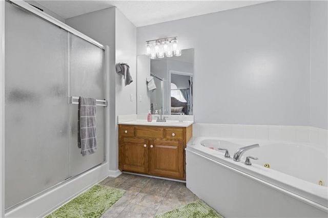 1829 White Tail Lane, Liberty, MO 64068