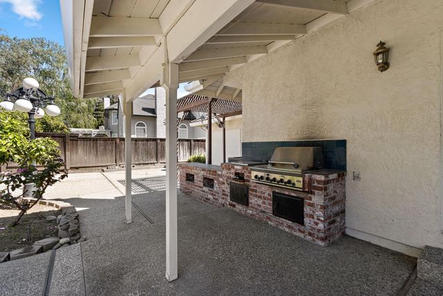 891 Shore Breeze Dr, Sacramento, CA 95831