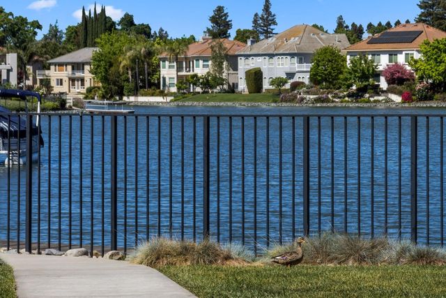 891 Shore Breeze Dr, Sacramento, CA 95831