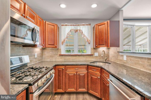 8104 LEXINGTON AVE, Philadelphia, PA 19152