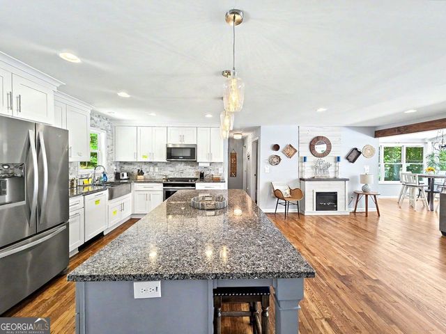 935 Pine Circle, Woodstock, GA 30189