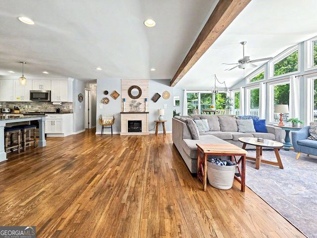 935 Pine Circle, Woodstock, GA 30189