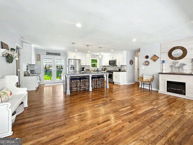935 Pine Circle, Woodstock, GA 30189