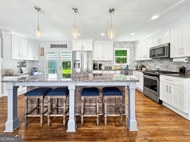 935 Pine Circle, Woodstock, GA 30189