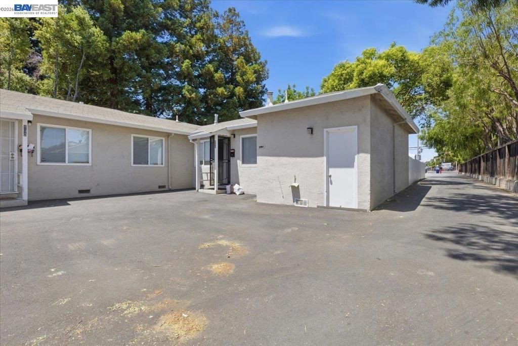 Image 13 of property listing at 882 W Tennyson Rd, Hayward, CA 94544