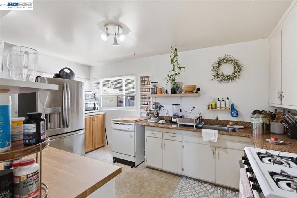 Image 15 of property listing at 882 W Tennyson Rd, Hayward, CA 94544