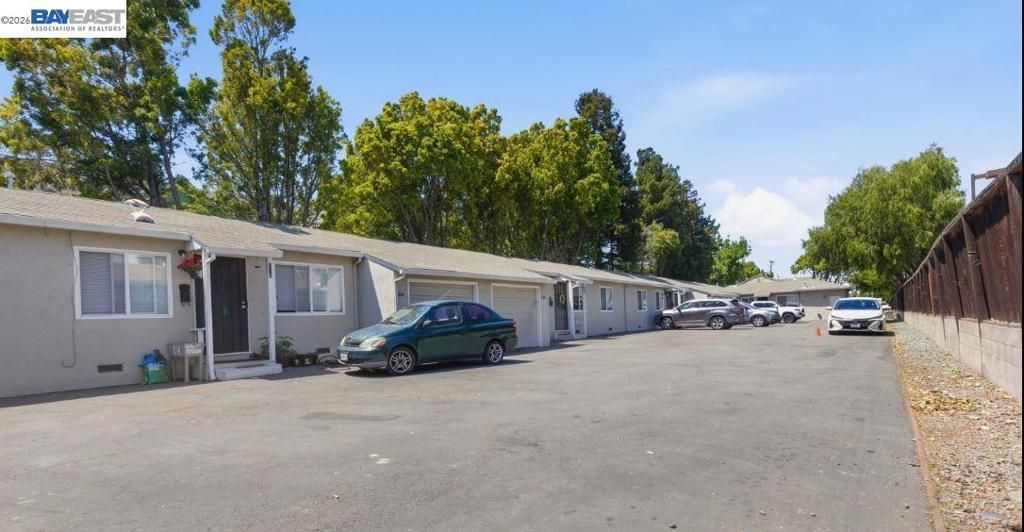 Image 2 of property listing at 882 W Tennyson Rd, Hayward, CA 94544