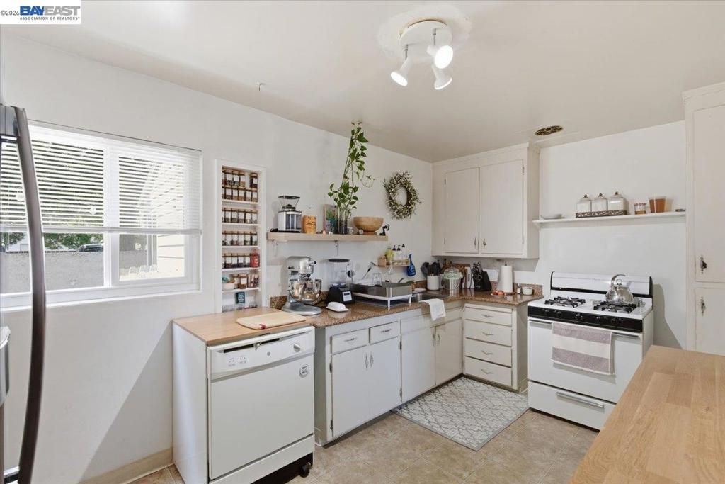 Image 38 of property listing at 882 W Tennyson Rd, Hayward, CA 94544