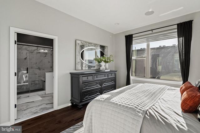 3200 PARKVIEW WALK, Philadelphia, PA 19125