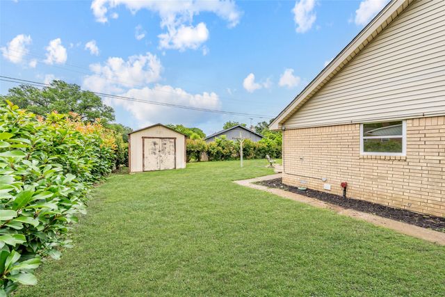 805 Stratford Drive, Bedford, TX 76021
