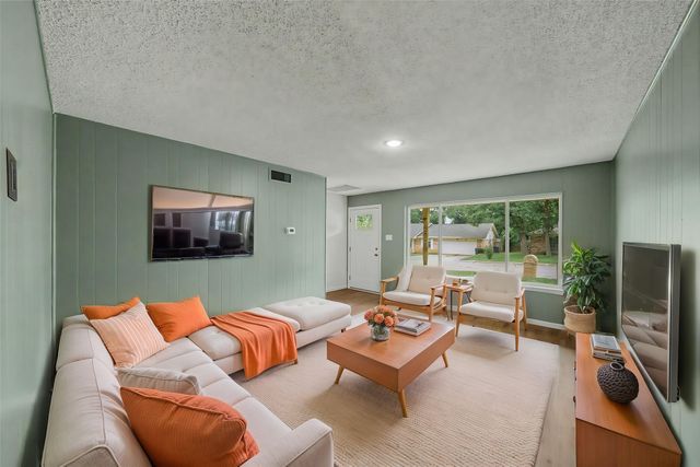 805 Stratford Drive, Bedford, TX 76021