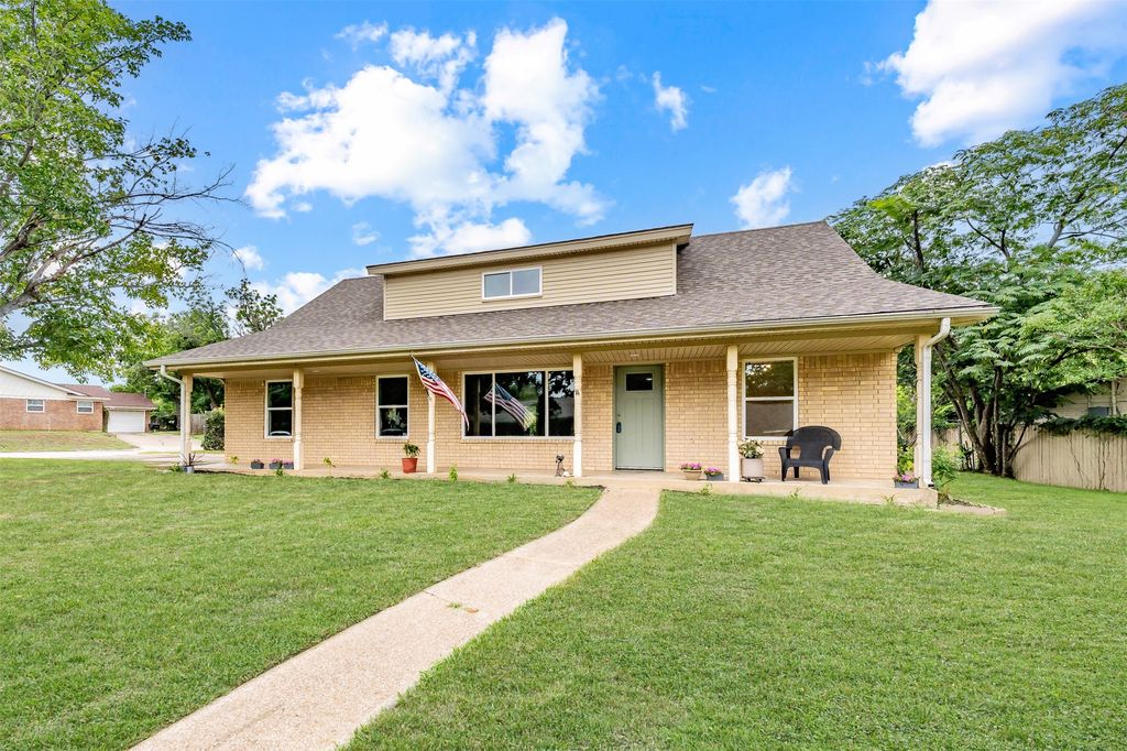 805 Stratford Drive, Bedford, TX 76021