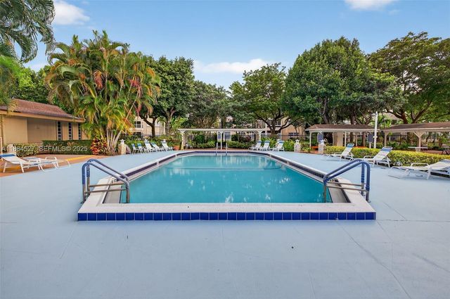 5001 NW 34th Street 304, Lauderdale Lakes, FL 33319