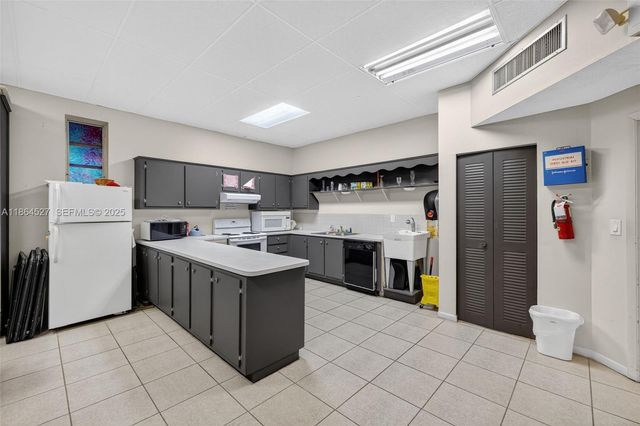5001 NW 34th Street 304, Lauderdale Lakes, FL 33319
