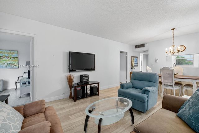 5001 NW 34th Street 304, Lauderdale Lakes, FL 33319