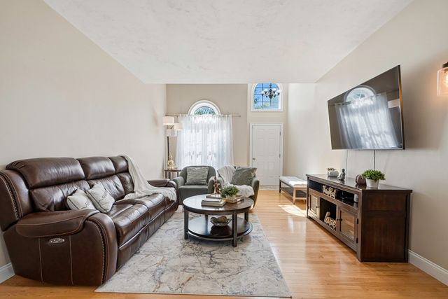13 Knowlton Cir 13, Upton, MA 01568