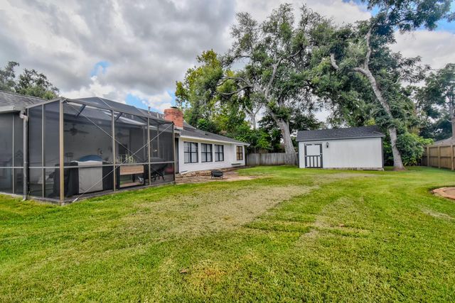 404 Huckleberry Drive, Lake Jackson, TX 77566