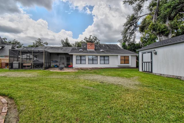 404 Huckleberry Drive, Lake Jackson, TX 77566