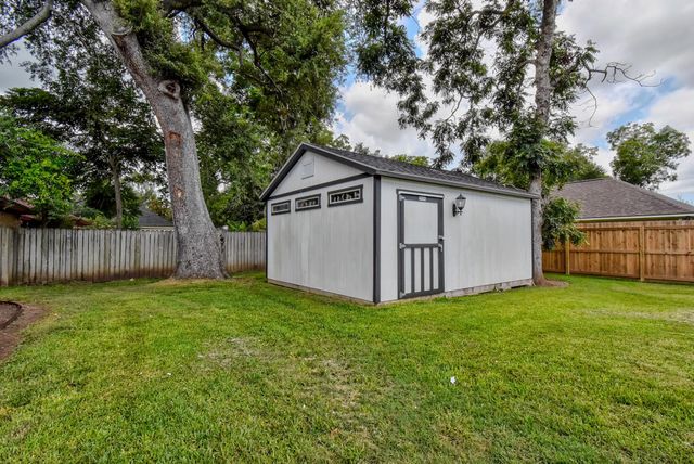 404 Huckleberry Drive, Lake Jackson, TX 77566