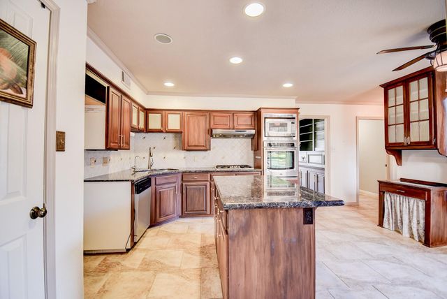 404 Huckleberry Drive, Lake Jackson, TX 77566