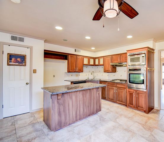 404 Huckleberry Drive, Lake Jackson, TX 77566