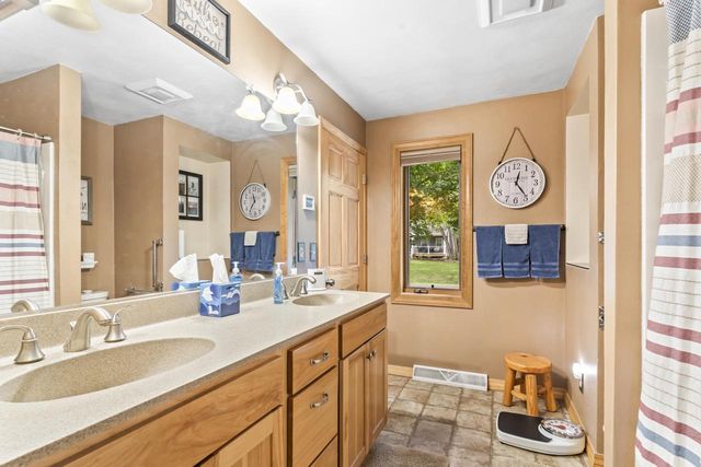 1261 GAVIN ROAD, Neenah, WI 54956