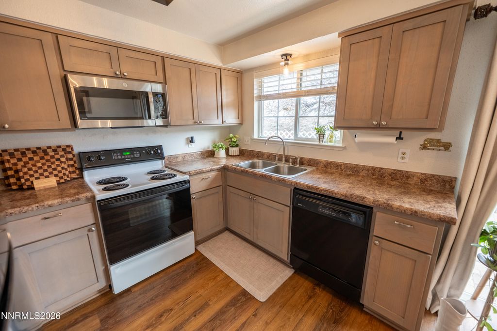 Image 11 of property listing at 6764 Honeysuckle Court, Reno, NV 89506