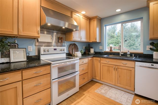 828 Ocean Avenue, Cosmopolis, WA 98595