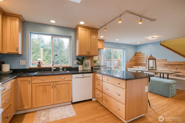 828 Ocean Avenue, Cosmopolis, WA 98595