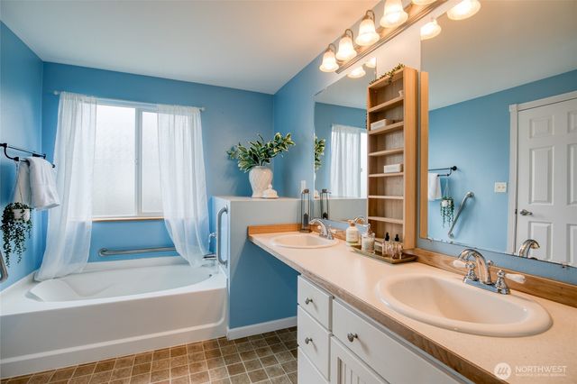 828 Ocean Avenue, Cosmopolis, WA 98595