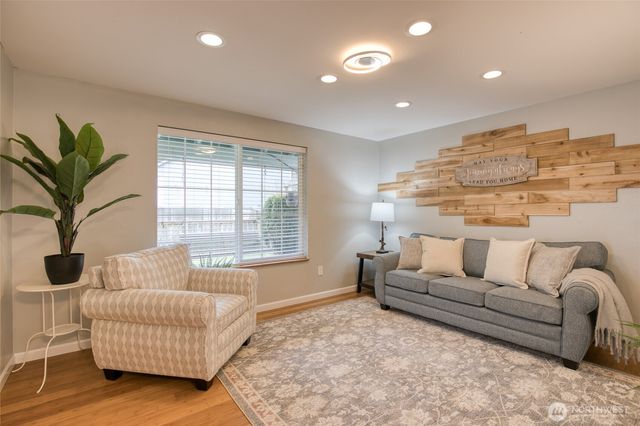 828 Ocean Avenue, Cosmopolis, WA 98595