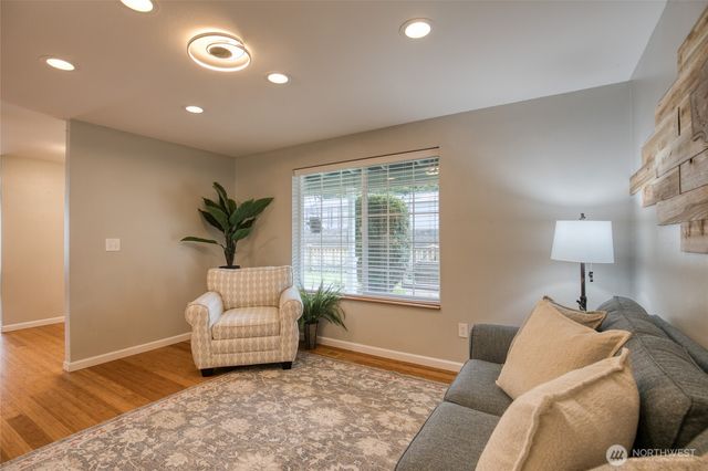 828 Ocean Avenue, Cosmopolis, WA 98595