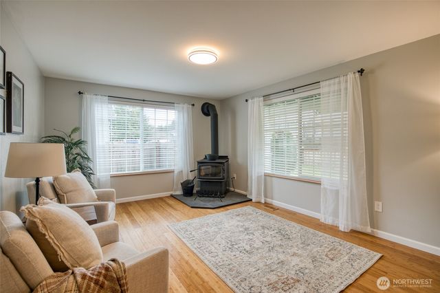 828 Ocean Avenue, Cosmopolis, WA 98595