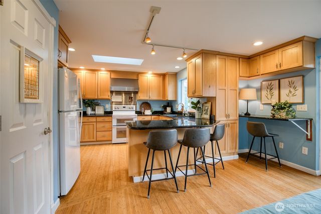 828 Ocean Avenue, Cosmopolis, WA 98595