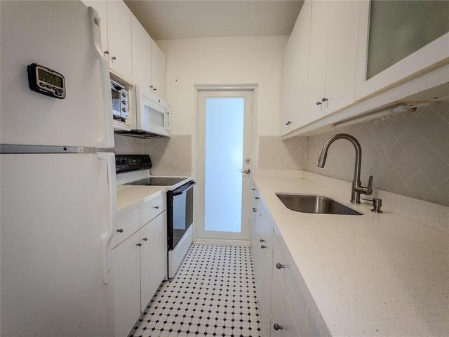 2430 NE 135th Street 302, North Miami, FL 33181