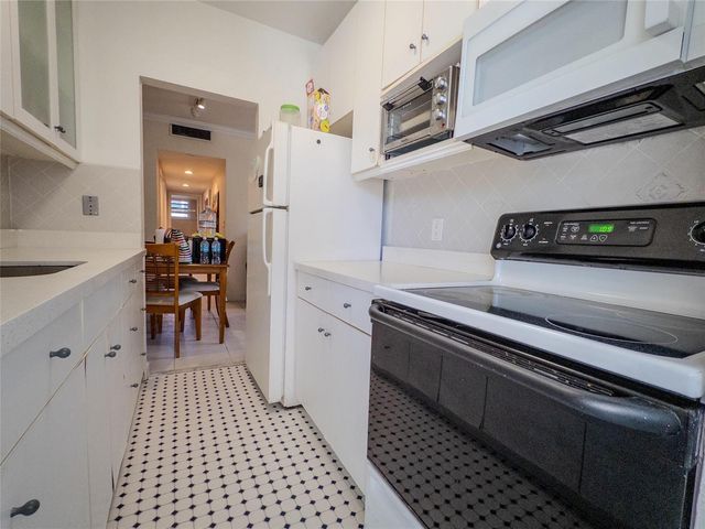 2430 NE 135th Street 302, North Miami, FL 33181