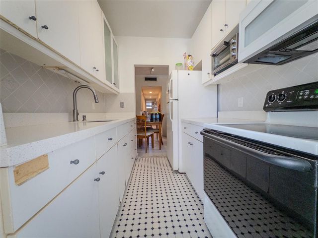 2430 NE 135th Street 302, North Miami, FL 33181