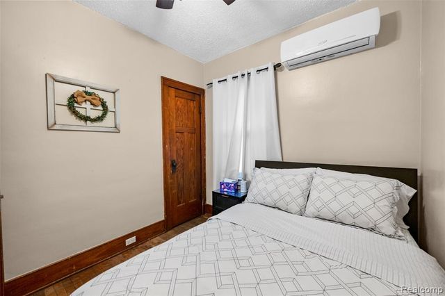 2257 Hewitt Street, Hamtramck, MI 48212