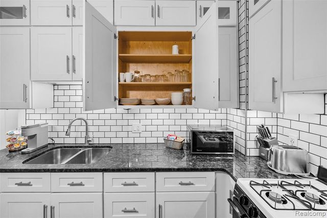 2257 Hewitt Street, Hamtramck, MI 48212