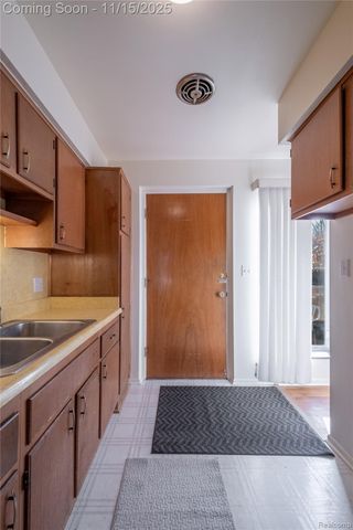 32661 5 Mile Road, Livonia, MI 48154