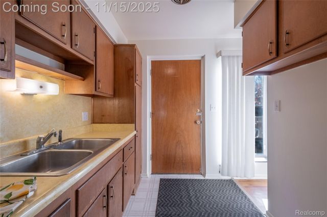 32661 5 Mile Road, Livonia, MI 48154